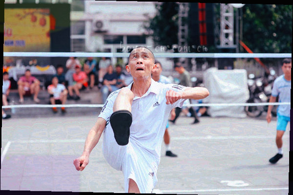 博亚娱乐发展历程抽象插画，颜色渐变的时间轨道连接四个阶段节点